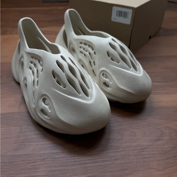 Yeezy Foam Runner - Picture 6 of 8